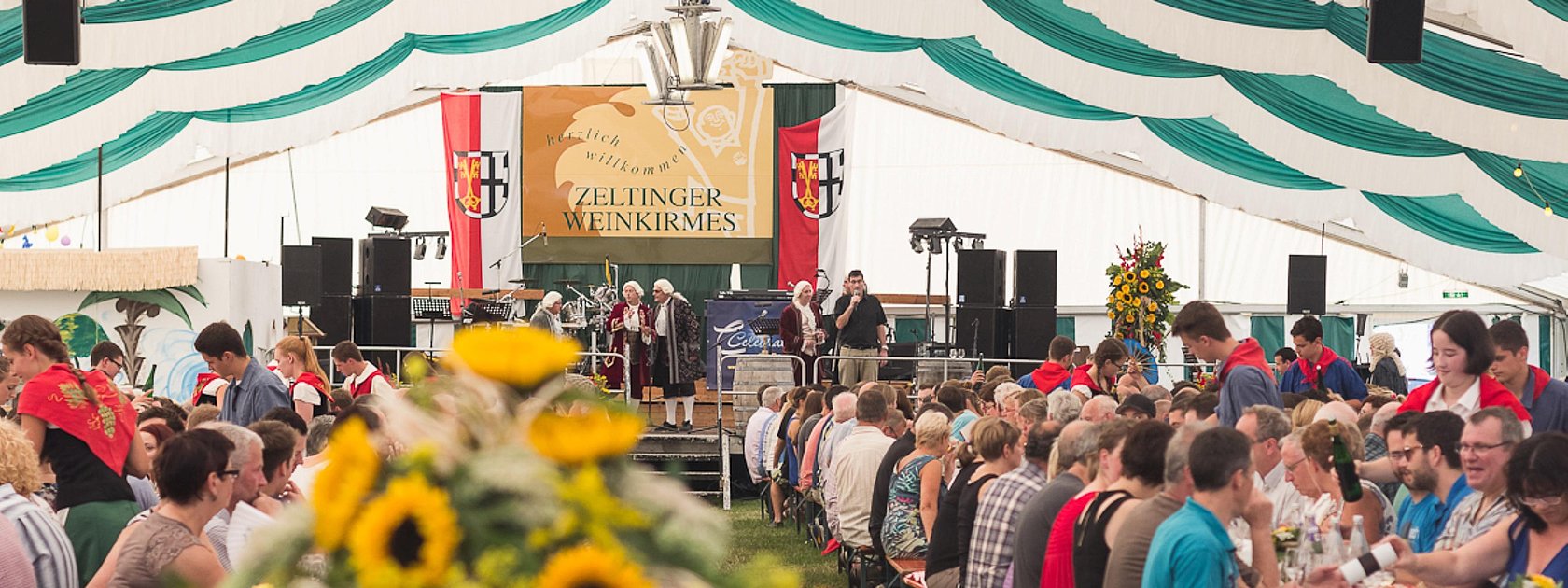 Im Festzelt während der Weinprobe