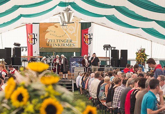 Im Festzelt während der Weinprobe