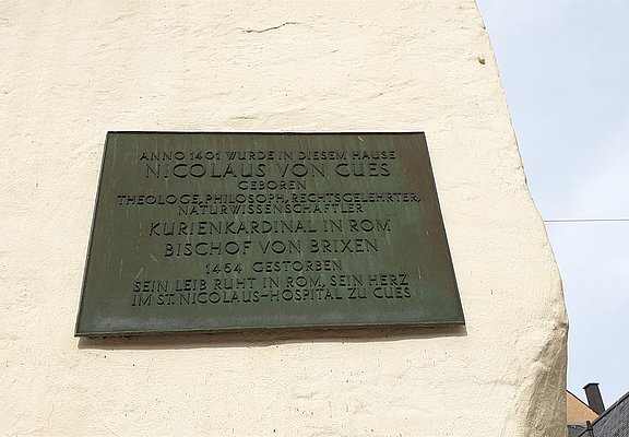Cusanus Geburtshaus Tafel Fassade