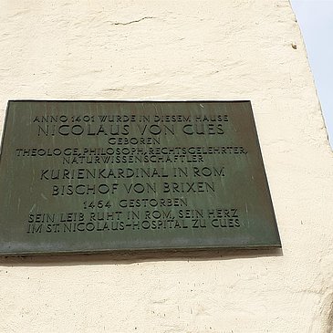 Cusanus Geburtshaus Tafel Fassade