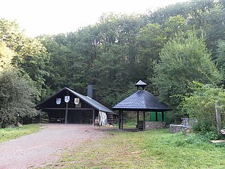 Grillhütte "Roter Bohles" im Wald von Veldenz