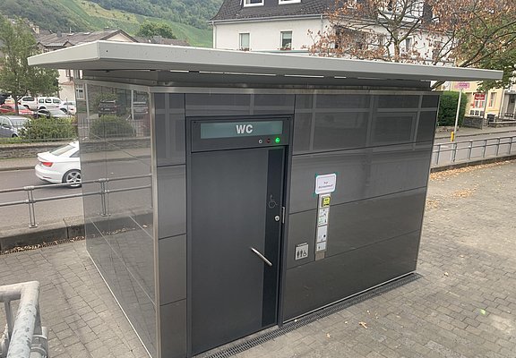 Toilette in Kues - vor der Güterhalle