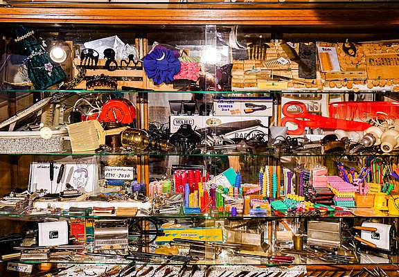 Alte Friseurutensilien iml Mini-Friseur-Museum