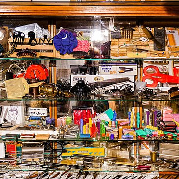 Alte Friseurutensilien iml Mini-Friseur-Museum