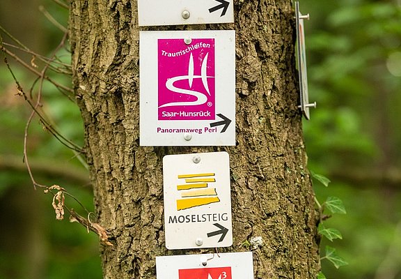 Wegeschilderschilder Moselsteig, Panoramaweg Perl, Moselle Trail und Saar-Hunsrück Steig