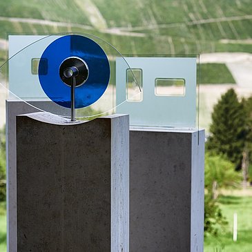 Skulptur mit Wehlen im Hintergrund