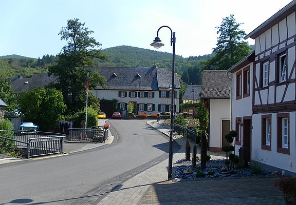 Ortsmitte von Burgen