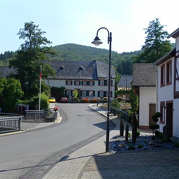 Ortsmitte von Burgen