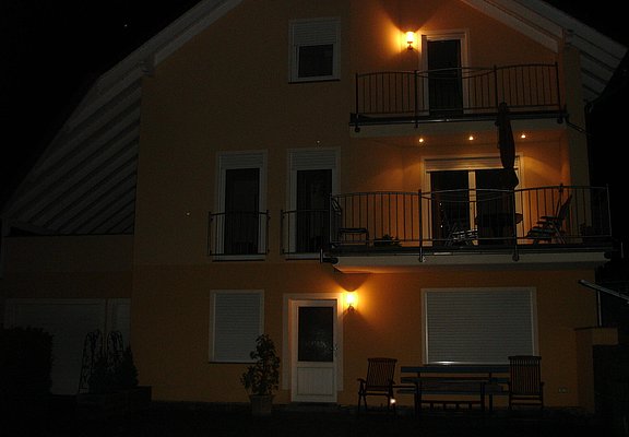 Mit Beleuchtung am Abend