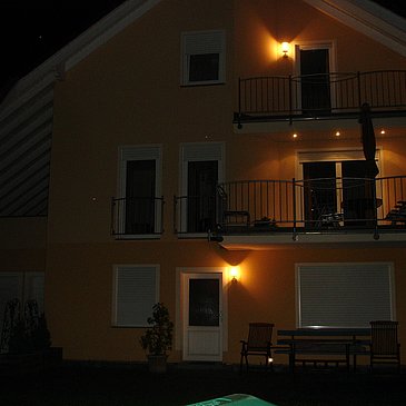 Mit Beleuchtung am Abend