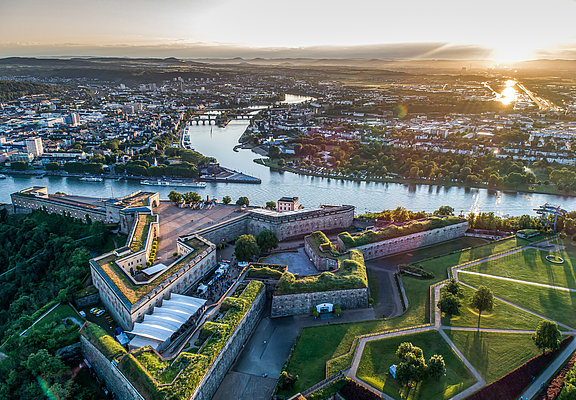 Das Bild zeigt die Festung Ehrenbreitstein hoch über dem Deutschen Eck in Koblenz, wo die Mosel in den Rhein fließt.