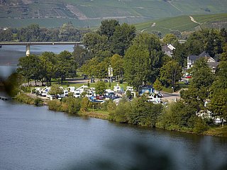 Yachthafen mit Anlegestelle für Kanus