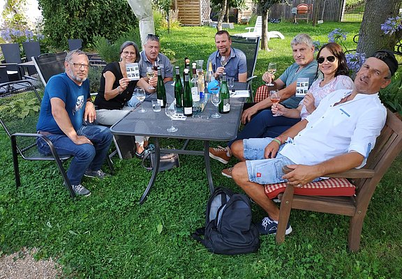 Weinbummel gemütöich beisammen sitzen