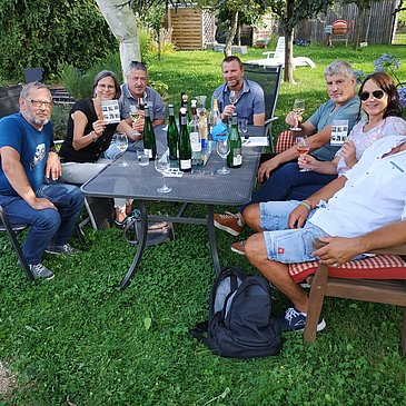 Weinbummel gemütöich beisammen sitzen