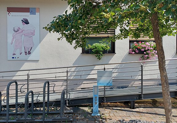 Neum_Dhron_E_Bike_Ladestation_TI