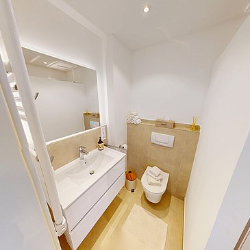 Modernes Bad mit Dusche & WC
