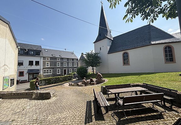 Goldgräberbrunnen neben der Kirche