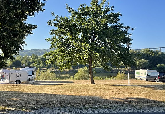 Ansicht Straße Wohnmobilstellplatz