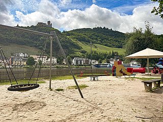 Schaukel mit Sandkasten