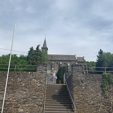 Kirche am Ortsrand