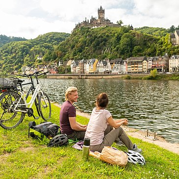 Rast am Moselufer neben dem Mosel-Radweg bei Cochem