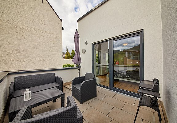 Terasse mit Gartenmöbeln