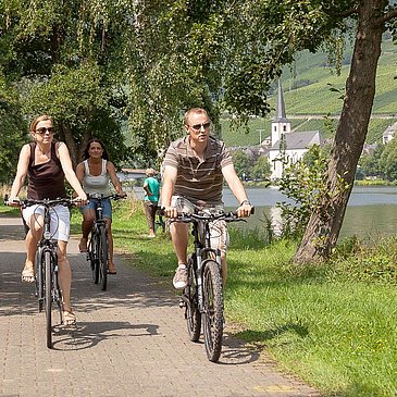 Radeln am Moselufer