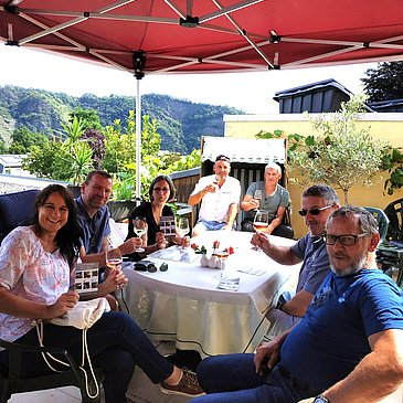 Beisammensitzen beim Weinbummel