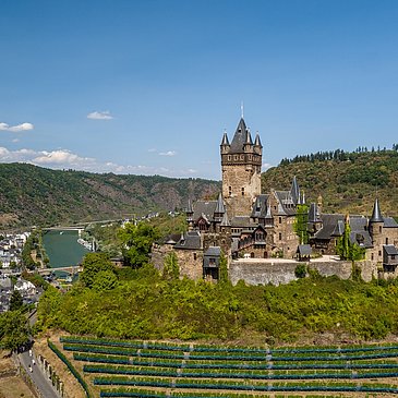Die Reichsburg Cochem mit Mosel im Hintergrund