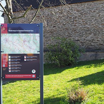 Informationstafel zu den Wanderwege der Region