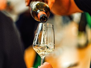 Wein genießen am Weinstand