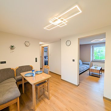 Essbereich mit angrenzendem Wohnzimmer