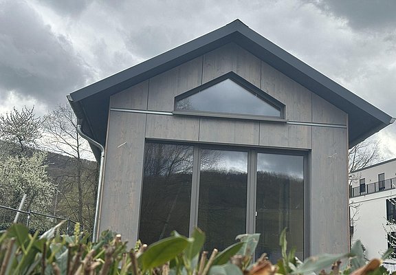 Hausfront mit Balkon