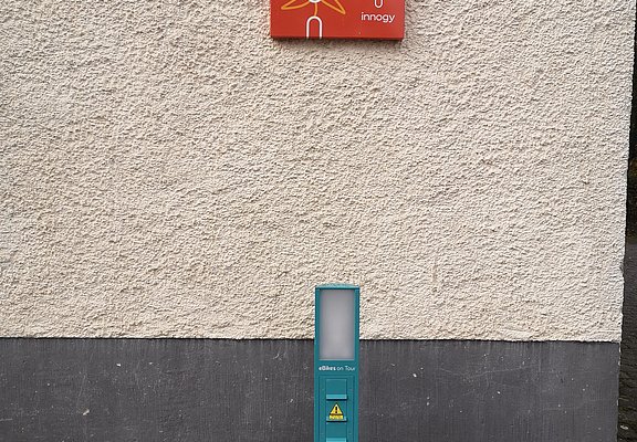 Ladestation Burgen mit Schild