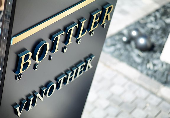 Schild des Weinguts Bottler