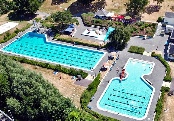 Das Bild zeigt das Freibad in Morbach mit zwei Becken.