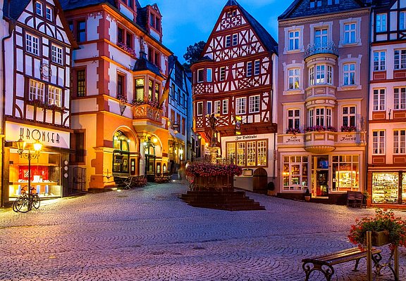 Markplatz in Bernkastel-Kues mit Rathaus und Fachwerkhäusern