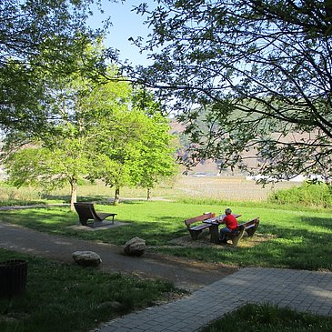Rastplatz und Ruhebank in der Nähe der Waldkapelle