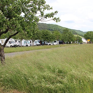 Wohnmobilplatz am Ortseingang von Veldenz